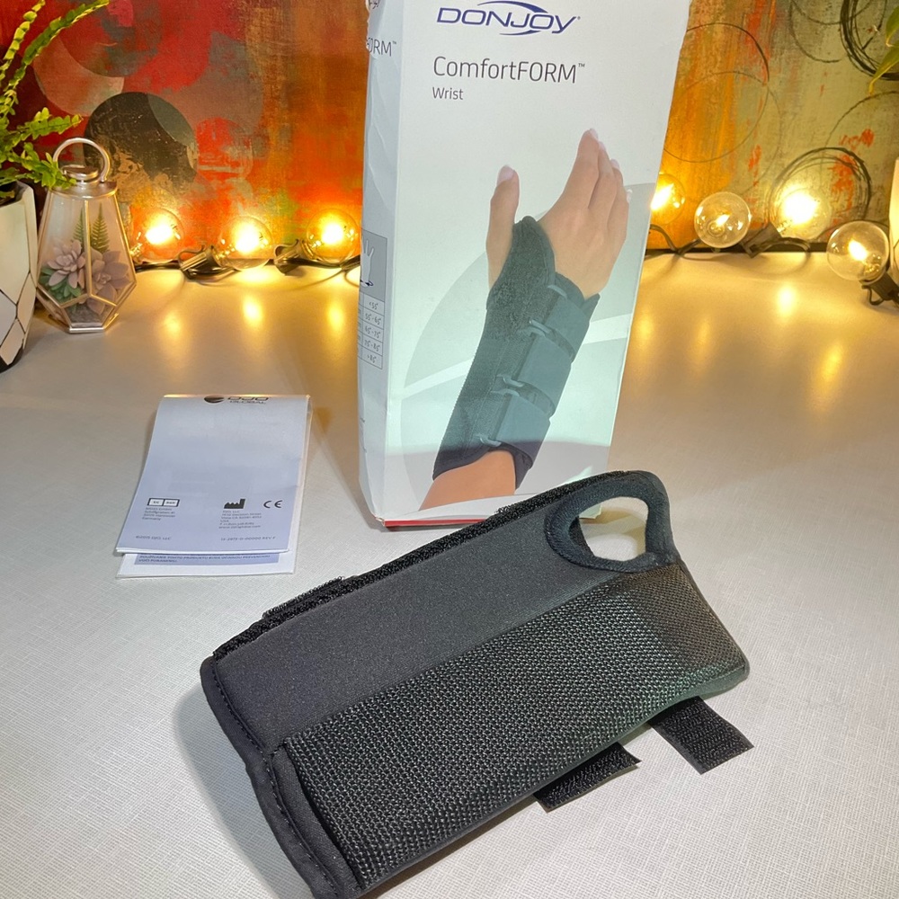 DonJoy Orthodics ProCare ComfortFORM Wrist Support Brace: Left Hand, Medium